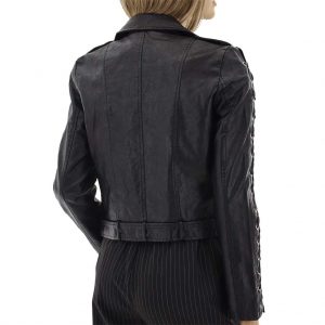 Schwarze Bikerjacke aus Kunstleder mit Gürtel und Schnalle von ninok