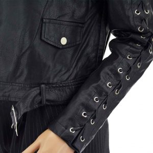 Kurze Jacke aus Kunstleder mit Ärmel-Schnürung