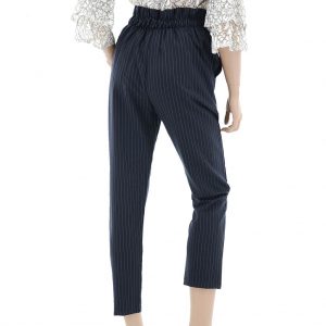 Streifenhose mit hohem Bund und Stoffgürtel vorne.