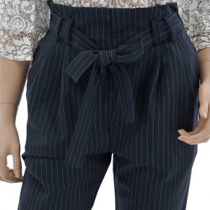 Streifenhose mit Gummizug im Bund und Stoffgürtel blau weiß. verkürzt.