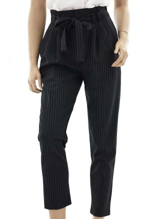 Gestreifte Hose schwarz weiß mit Falten, Taschen und Stoffgürtel.