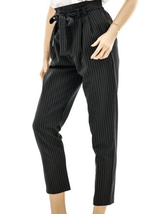 Gestreifte Hose schwarz weiß mit Falten, Taschen und Stoffgürtel.