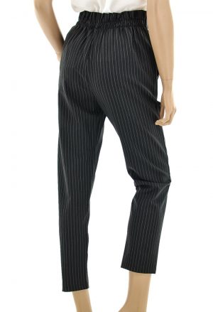 Gestreifte Hose schwarz weiß mit Falten, Taschen und Stoffgürtel.