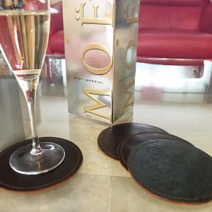 Untersetzer aus Leder dunkelbraun-grün.