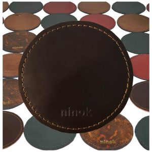 Untersetzer aus Leder mit Uni Standard Prägung. Runder Bierdeckel handgefertigt. DIY Geschenk.