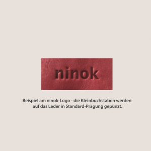 Leder Prägung Beispiel am ninok Logo, Standard Prägung in Kleinbuchstaben.
