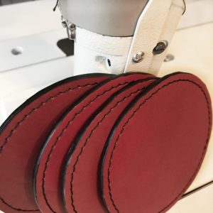 Untersetzer in dunkelrot mit schwarzen Kanten. Aus Leder handgefertigt. DIY Geschenke für Familie.