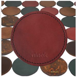 Untersetzer in rot aus Leder mit Logo geprägt, rund. Bierdeckel aus Leder, handmade