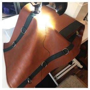 Lederrucksack nähnen. Rucksack Verschlüsse anbringen.