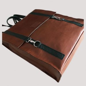 Lederrucksack handarbeit. Brauner Rucksack mit grünem Leder akzentuiert.