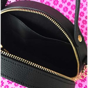 Circle Bag aus Leder in schwarz mit Innenfach.