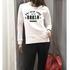 Penn & Ink Sweater. Weiß mit gesticktem Logo in schwarz. Langarm Pullover.