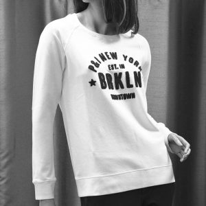 Penn & Ink Sweater. Weiß mit gesticktem Logo in schwarz. Langarm Pullover.