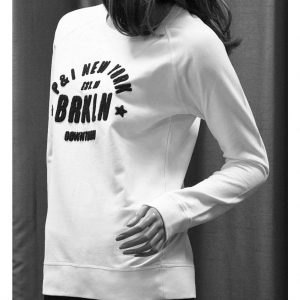 Penn & Ink Sweater. Weiß mit gesticktem Logo in schwarz. Weicher langarm Pullover.