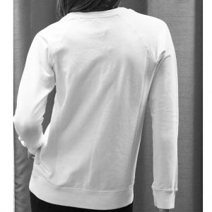 Penn & Ink Sweater. Weiß mit gesticktem Logo in schwarz. Langarm Pullover.