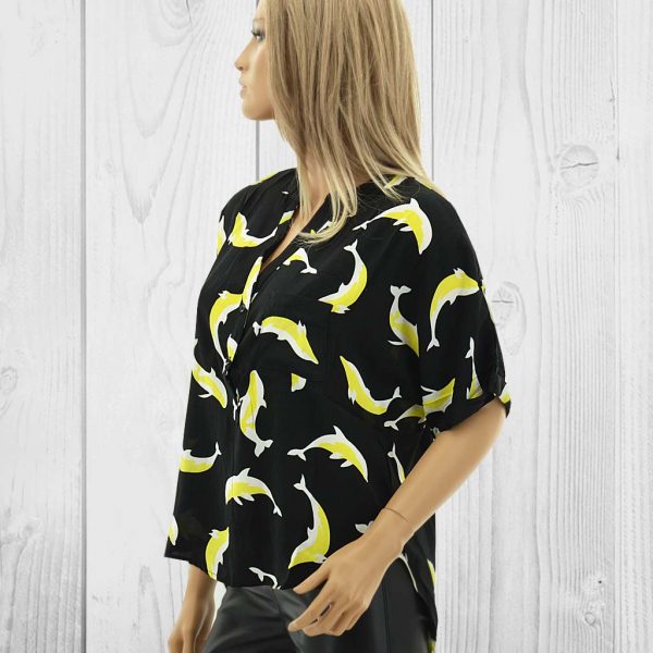Schwarze Bluse mit gelb weißem Delfinen Druck. Kurzarm Shirt mit Knopfleiste und Brusttasche. Lässiger Schnitt. Modetrend Spring Sommer.