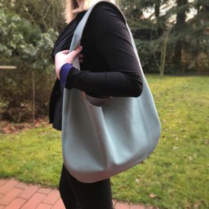 Hobo Bag aus Leder in puderblau mit einem Henkel und Innentasche, grosse Ledertasche