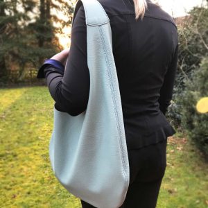Hobo Bag aus Leder in puderblau mit einem Henkel und Innentasche, grosse Ledertasche blau, handgefertigt