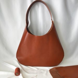 Hobo Bag aus Leder cognac braun mit Henkel und Innenfach. Ledertasche mittelgroß. Handgefertigt.