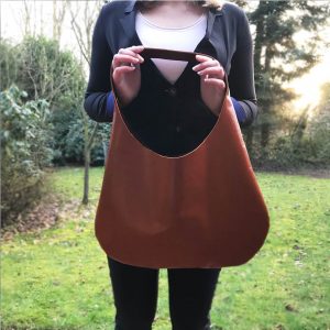 Hobo Bag aus Leder cognac braun mit Henkel und Innenfach. Ledertasche mittelgroß. Handgefertigt.