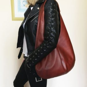 Hobo Bag Ledertasche in braun-rot mit Träger. Große Handtasche passt zu allem. Handgefertigte Ledertasche in Kastanien-braun.