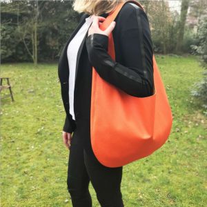 Hobo Tasche aus Leder orange. Große Ledertasche mit Henkel und Innenfach. Halbmondförmig. Weiche Ledertasche. Handgefertigt made in Germany. atelier ninok bag.