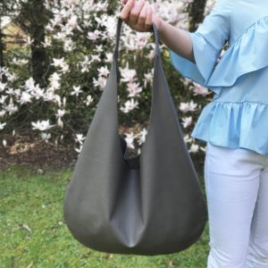 Graue Ledertasche Shopper Hobo Bag mit einem Henkel. Große Ledertasche in grau. Damen Tasche für Shopping, Reisen, Städtereisen und Business. A4 Handtasche. Handgefertigt in Deutschland.