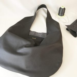Graue Ledertasche Shopper Hobo Bag mit einem Henkel. Große Ledertasche in grau. Damen Tasche für Shopping, Reisen, Städtereisen und Business. A4 Handtasche. Handgefertigt in Deutschland.