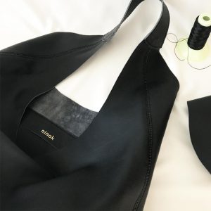 Schwarze Ledertasche Shopper Hobo Bag mit Henkel. Große Ledertasche in schwarz. Damen Tasche aus echtem Leder für Shopping, Reisen, Städtereisen und Business. A4 Hand und Schultertasche. Handgefertigt in Deutschland.