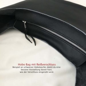 Hobo Ledertasche mit Reißverschluss, Beispielbild an schwarzer Tasche.