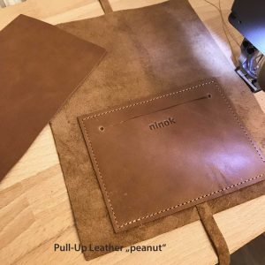 Crossbody Tasche kleine Leder Umhängetasche und Bauchtasche mit Lederriemen zum Knoten. Pull-Up Leder in erdnuss braun. Ledertasche mit Deckel und Innenfach. Handmade in Deutschland.