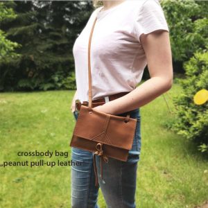 Crossbody Tasche kleine Leder Umhängetasche und Bauchtasche mit Lederriemen zum Knoten. Pull-Up Leder in erdnuss braun. Ledertasche mit Deckel und Innenfach. Handmade in Deutschland.