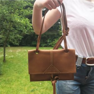 Crossbody Tasche Minimalistische Leder Umhängetasche und Bauchtasche mit Lederriemen zum Knoten. Pull-Up Leder in erdnuss braun. Ledertasche mit Deckel und Innenfach. Handmade in Deutschland.