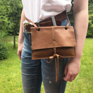 Crossbody Tasche kleine Leder Umhängetasche und Bauchtasche mit Lederriemen zum Knoten. Pull-Up Leder in erdnuss braun. Ledertasche mit Deckel und Innenfach. Handmade in Deutschland.
