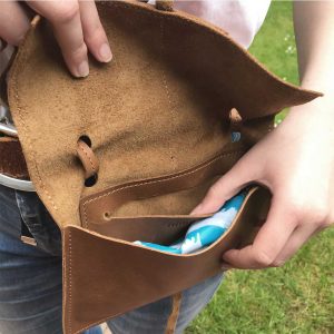 Crossbody Tasche Leder Umhängetasche und Bauchtasche mit Lederriemen zum Knoten. Pull-Up Leder in erdnuss braun. Ledertasche mit Deckel und Innenfach. Handmade in Deutschland.