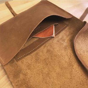 Crossbody Tasche kleine Leder Umhängetasche und Bauchtasche mit Lederriemen zum Knoten. Pull-Up Leder in erdnuss braun. Ledertasche mit Deckel und Innenfach. Handmade in Deutschland.