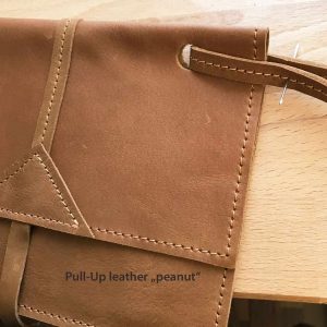 Crossbody Tasche zum Binden. Umhängetasche und Bauchtasche in einem. Kleine Ledertasche mit Deckel und Innenfach.