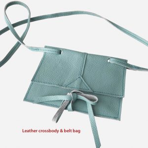 Crossbody Tasche kleine Leder Umhängetasche und Bauchtasche mit Lederriemen zum Knoten. Tasche aus Leder in babyblau minze. Ledertasche mit Deckel und Innenfach. Handmade in Deutschland.