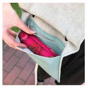 Crossbody Tasche Leder Umhängetasche und Bauchtasche mit Lederriemen zum Knoten. Tasche aus Leder in puderblau mint. Ledertasche mit Deckel und Innenfach.