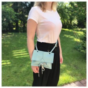 Crossbody Tasche minimalistische Leder Umhängetasche und Bauchtasche mit Lederriemen zum Knoten. Tasche aus Leder in babyblau minze. Ledertasche mit Deckel und Innenfach. Handmade in Deutschland.