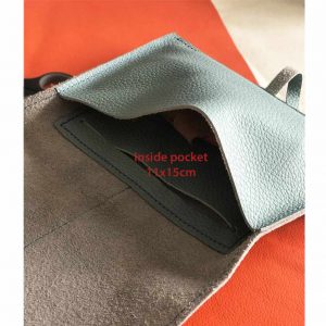 Crossbody Tasche Kleine Ledertasche Sommertasche mit Innenfach in hellblau mint.