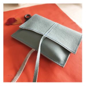 Crossbody Tasche Leder Umhängetasche und Bauchtasche mit Lederbändern zum Knoten. Tasche aus Leder. Hellblaue Tasche mit Deckel und Innenfach. Handmade in Deutschland. Tasche ohne Metall Verschluss.