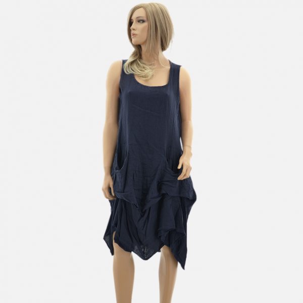 Leinenkleid in dunkelblau, ärmelloses Sommer Kleid mit asymmetrischem Saum und Falten um Rockteil. Lässiges Kleid für Freizeit und Strand. Skandinavischer minimalistischer Look. Made in Italy Kleid.