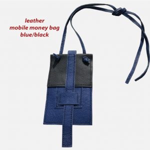 Handytasche zum Umhängen, als Crossbody und Bauchtasche. Für große und kleine Smartphones, Karten, Geld. Blau/schwarz kombiniertes Leder. Deckelklappe mit Lasche.
