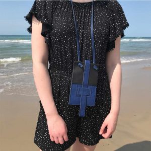 Handy Ledertasche zum umhängen in schwarz blau. Mit Deckelklappe und Lederbänder zum Binden. Handyhülle für große und kleine Smartphones, Karten und Geld.