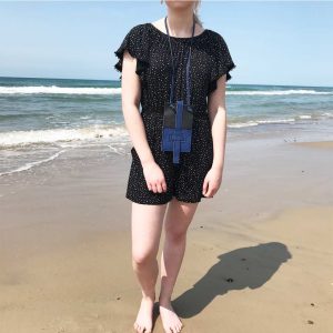 Handy Ledertasche zum umhängen in schwarz blau. Mit Deckelklappe und Lederbänder zum Binden. Tasche für Smartphone, Karten und Geld.