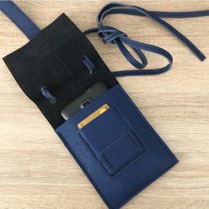Ledertasche für große und kleine Smartphones, Karten und Geld. Blau/schwarz Farbkombination. Mit Deckelklappe und Lasche.