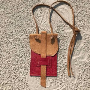 Mobile Money Leather Bag am Nordsee Strand. Rot/cognac braun Farbkombi.