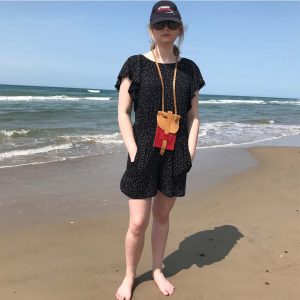 Leder Handytasche in cognac und rot Kombination. Zum Umhängen, Crossbody oder Bauchtasche. Für Karten und Geld.