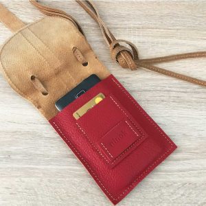Crossbody Ledertasche für Handy, Karten, Geld mit Deckelklappe. Rindsleder Tasche in rot und cognac vintage.